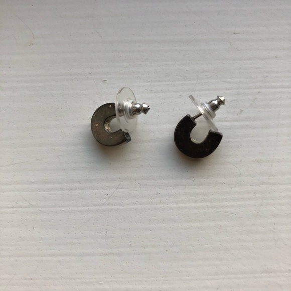 Vintage gold & cream enamel hoop stud earrings - Picture 4 of 6